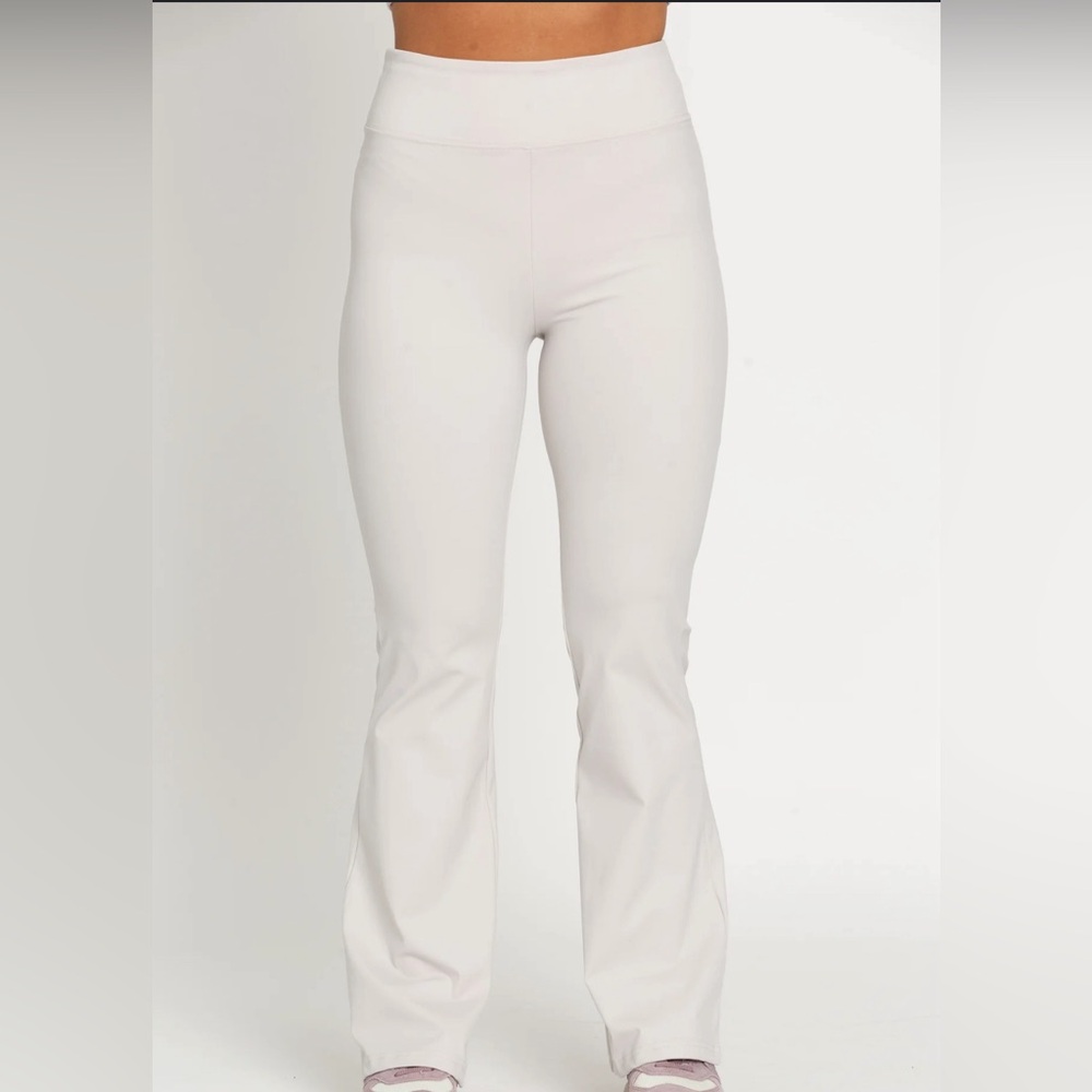 WHITE GOLDHINGE FLAIR LEGGINGS
